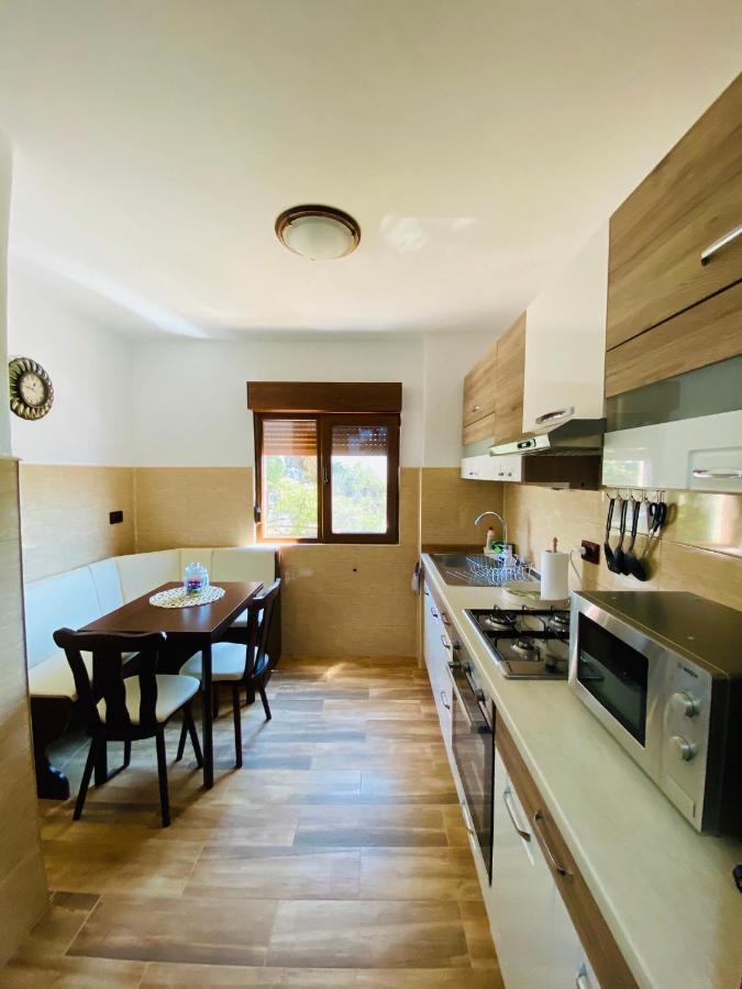 Apartament Sunshine Apartment โอร์โชวา ภายนอก รูปภาพ