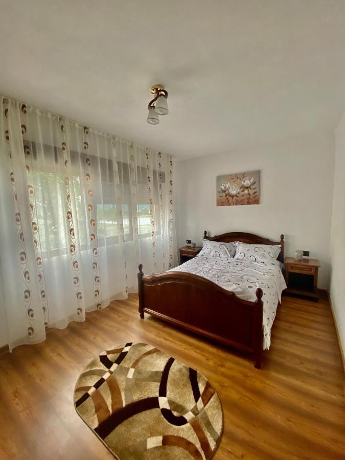Apartament Sunshine Apartment โอร์โชวา ภายนอก รูปภาพ